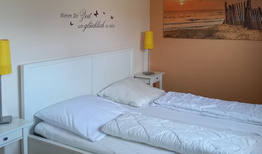 Schlafzimmer mit Doppelbett